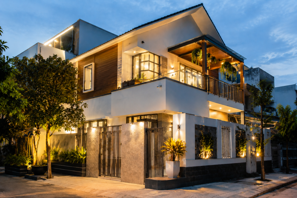 Mẫu thiết kế biệt thự vườn 2 tầng hiện đại kết hợp cây xanh và hệ thống đèn chiếu sáng mặt tiền ấm áp do M16Home thực hiện.