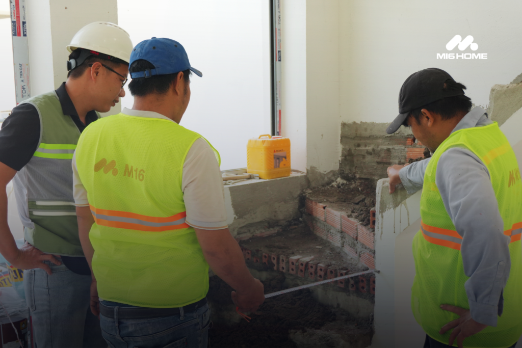 Kỹ sư xây dựng M16 Home trực tiếp giám sát thi công phần thô và kiểm tra kích thước kết cấu công trình