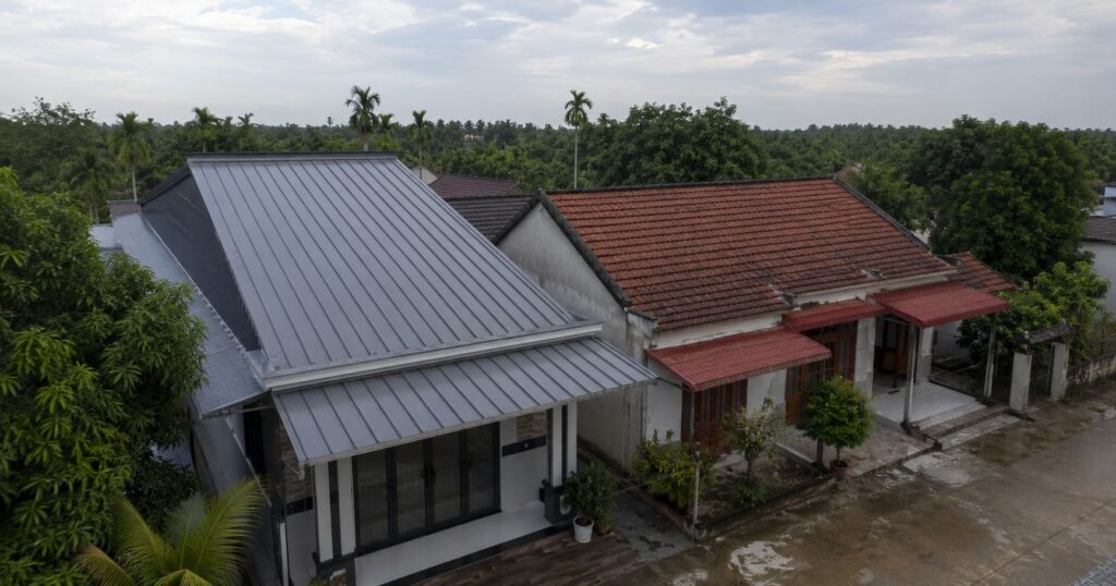 Nên lợp mái tôn hay mái ngói cho nhà ở miền Nam