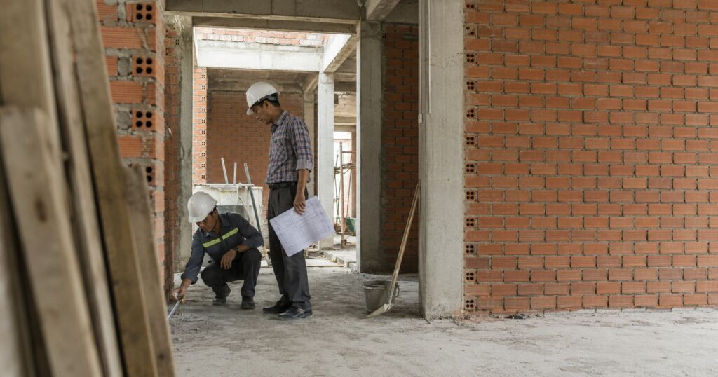 Kỹ sư nghiệm thu phần thô tại công trường nhà phố Việt Nam