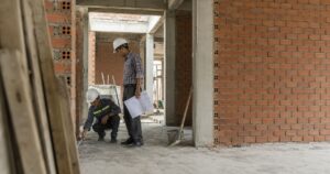 Kỹ sư nghiệm thu phần thô tại công trường nhà phố Việt Nam