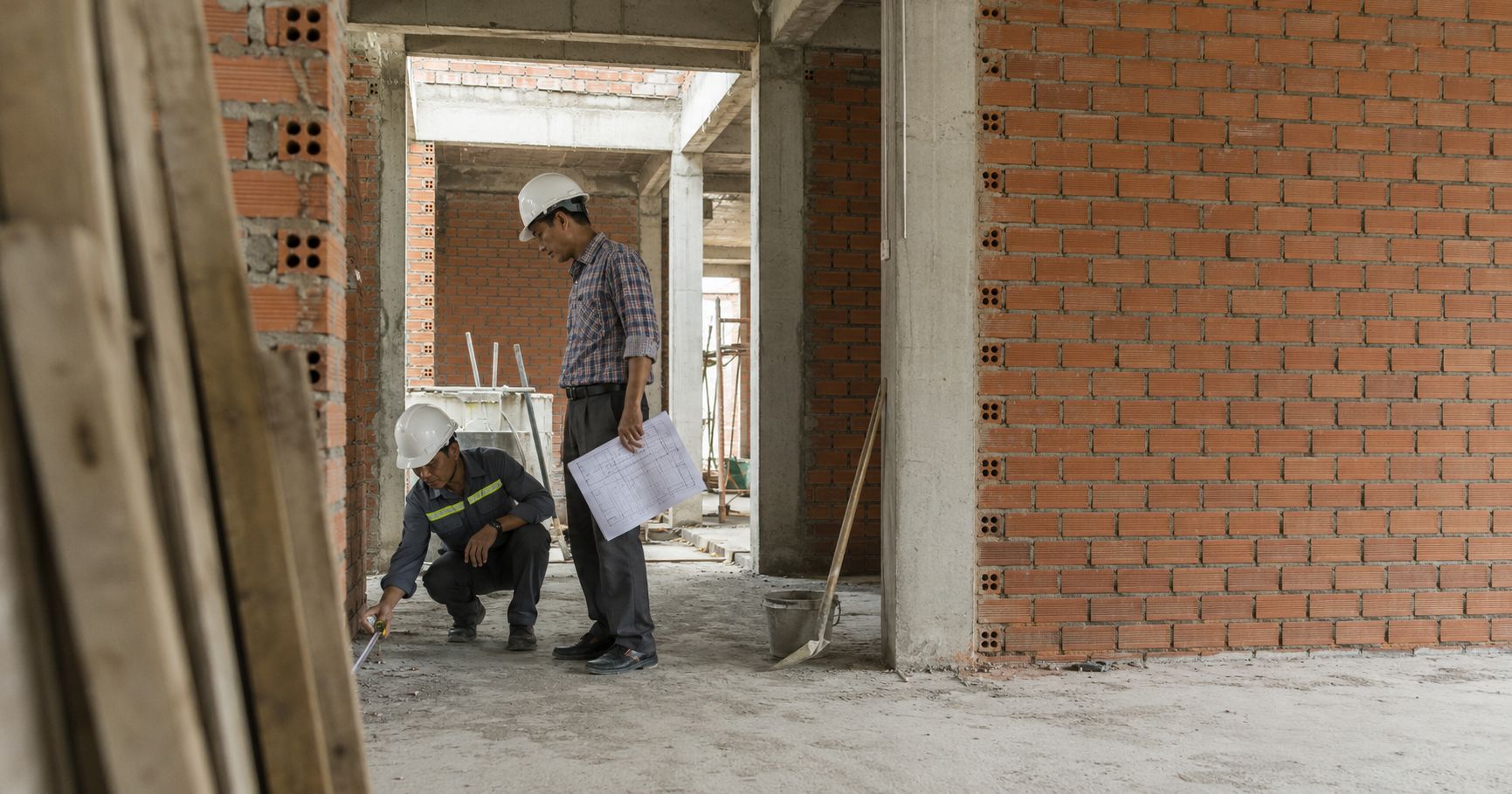 Kỹ sư nghiệm thu phần thô nhà ở tại công trường nhà phố Việt Nam
